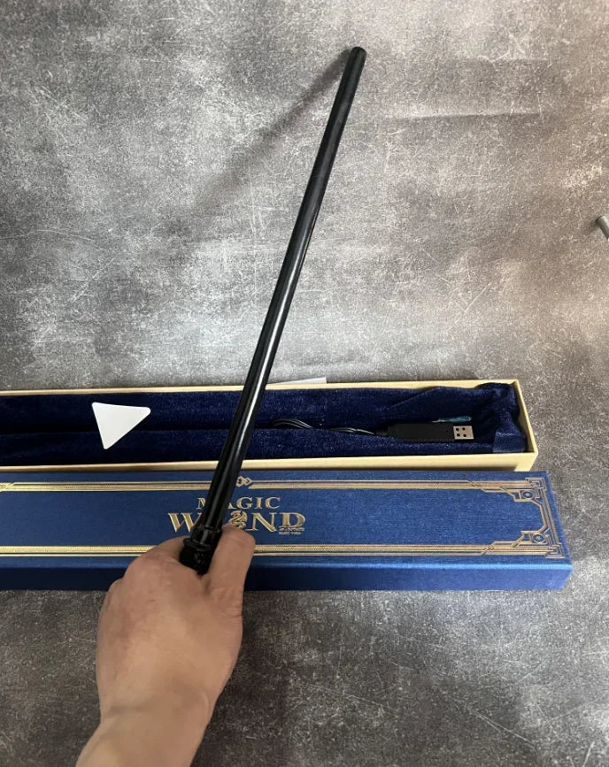 Magiczna Różdżka Harriesa z Efektem Ognia i Światła – Rekwizyt Sceniczny / Cosplay / Prezent 🎩✨